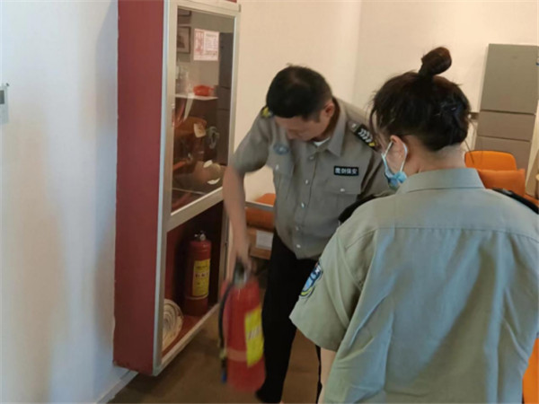 消防檢查—2022年7月24日，公司保安隊長、退役軍人江超，利用自己在武警部隊學到的消防專業(yè)知識，帶領同事對公司多點服務網點進行義務消防巡查，消除火災安全隱患，提出了多項有價值的整改建議，受到了服務單位的好評