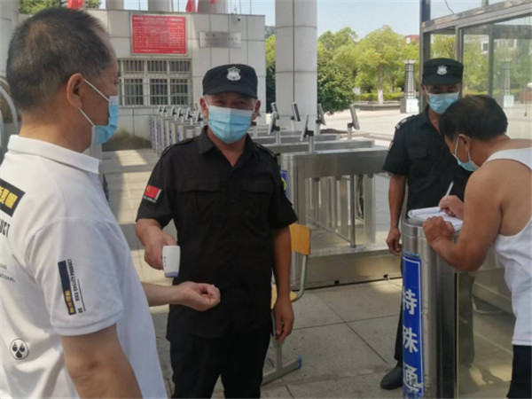 疫情防控—2022年7月24日活動日當天，公司總經理親自到多個學校服務網點督促保安員認真落實疫情防控措施。