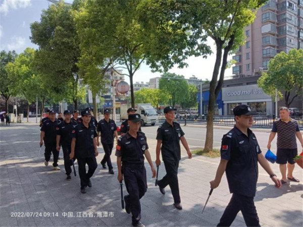 公共場所巡邏—為響應公安機關號召，我公司積極參與公安機關夏季治安打擊整治“百日行動”，派出保安巡邏隊，冒著酷暑，深入社區(qū)走向街面、集市巡邏，為創(chuàng)造安全穩(wěn)定的社會環(huán)境履職盡責。